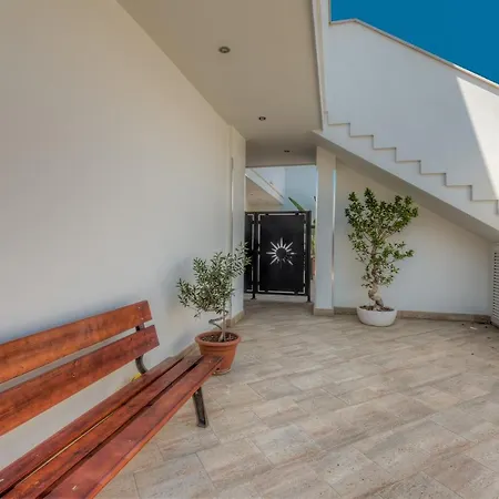 Apartment Cento Passi Dal Mare By Latuapuglia