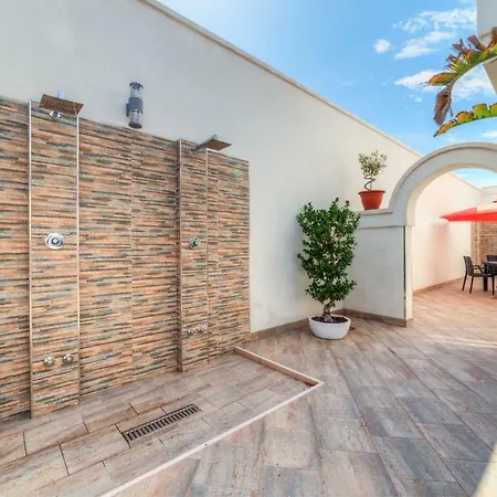 Apartment Cento Passi Dal Mare By Latuapuglia